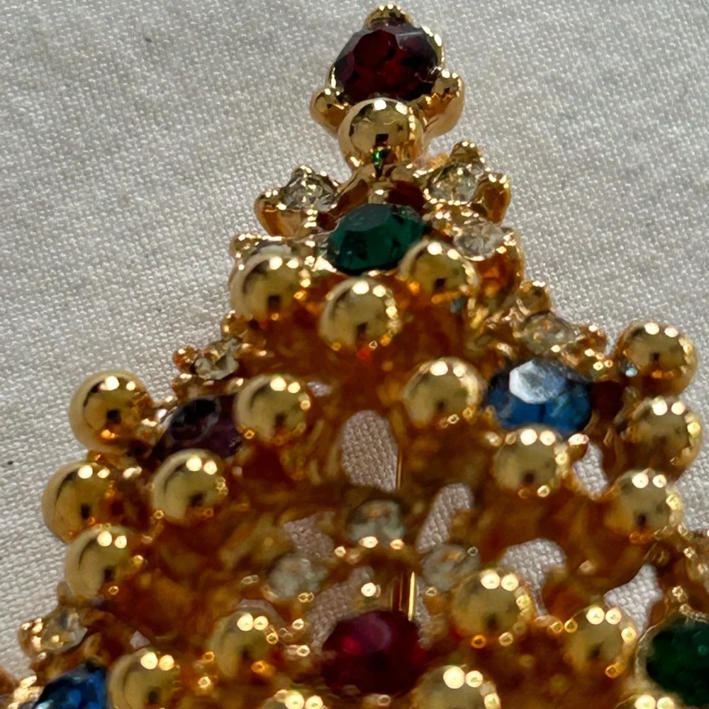 Elegant Gold Christmas Tree Brooch with‎ Multicolor Accents